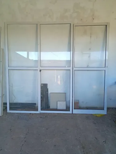 PORTA DE VIDRO 6mm  PARA VAO 2,40M  COM TRES FOLHA ( 210X 80) ,EM PERFIL DE ALUMINIO BRANC