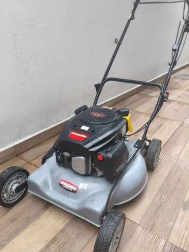 Máquina de cortar grama kawashima semi nova