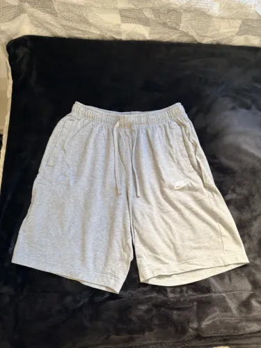 Shorts de moletom Nike Club Cinza