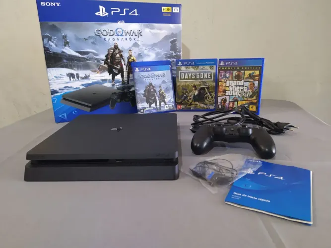 PS4 Slim 1TB Semi-Novo (Estado de Novo 9.5/10) + GTA V, Days Gone e GoW Ragnarök