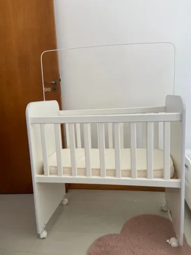 Berço com colchão e rodinhas 