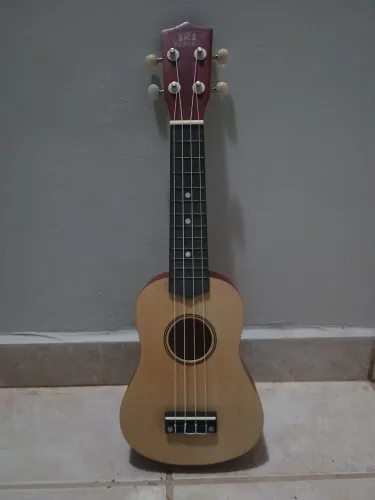Kit Ukulele Soprano König Acústico Completo Com Capa E Palhetas