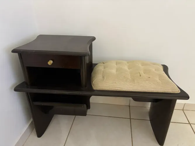 Vendo essa linda mesinha de telefone (fofoqueira)