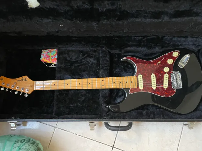 Guitarra Elétrica Tagima TW Series TG-530 Stratocaster Preta Bordô