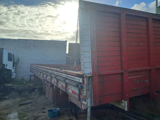Carroceria medida 8,5 nunca foi recondicionado valor 17 mil Encerado 11×7 valor 1500