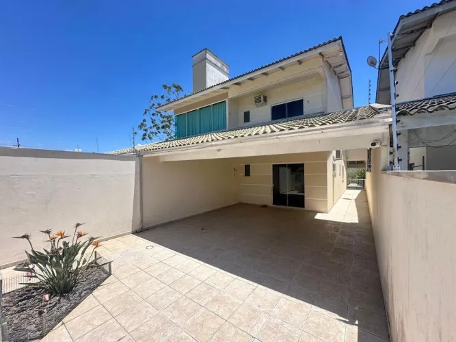Sobrado alto padrão em Camboriú (1 suíte + 2 quartos, 3 vagas de garagem, terreno amplo
