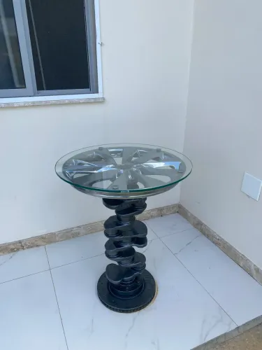 Mesa decorativa industrial com virabrequim automotivo e tampo de vidro