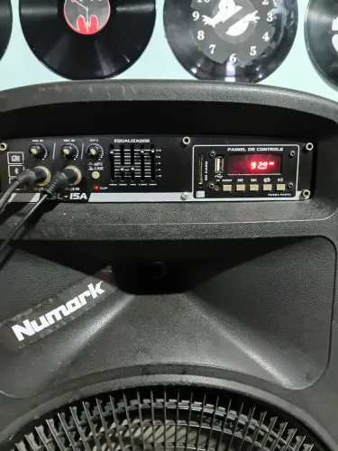 Caixa ativa com falante de 15 usb Bluetooth radio etc funcionando normalmente 