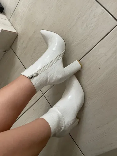 Bota Branca Cano Curto Shein Salto Grosso - Tam. 38 (Veste 36)