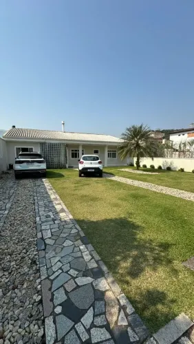 Casa Plana de Alto Padrão com 4 Suítes, Energia Solar e Acabamento Impecável !