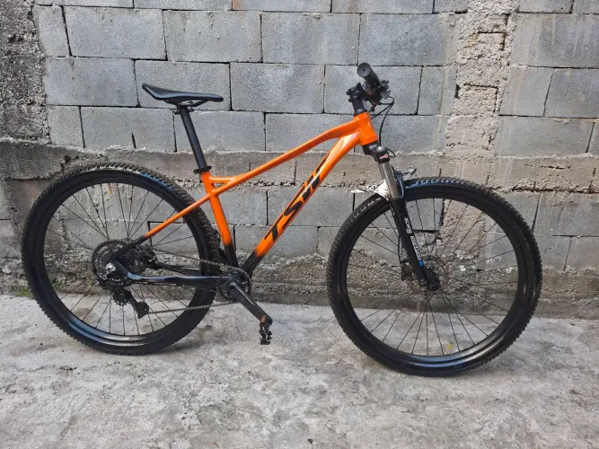 BICICLETA TSW ARO 29, FREIO HIDRÁULICO SHIMANO, SUSPENSÃO SUNTOUR COM TRAVA NO GUIDAO,