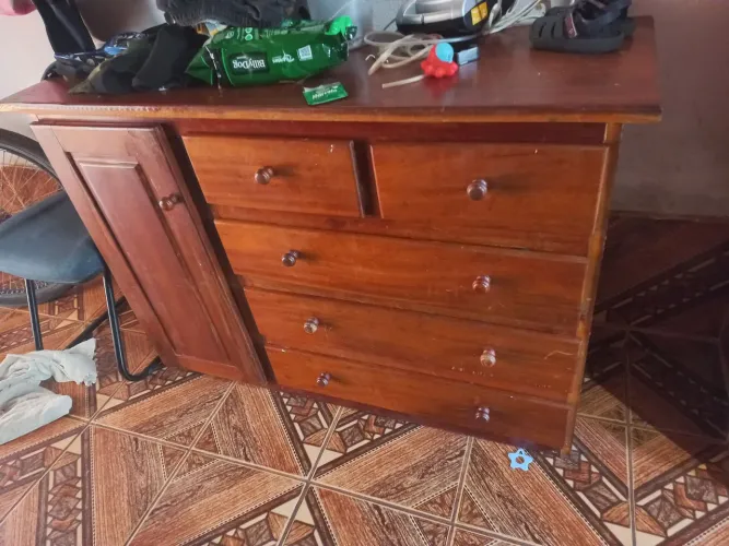 Vendo cômoda de madeira em ótimo estado por 300 reais 
