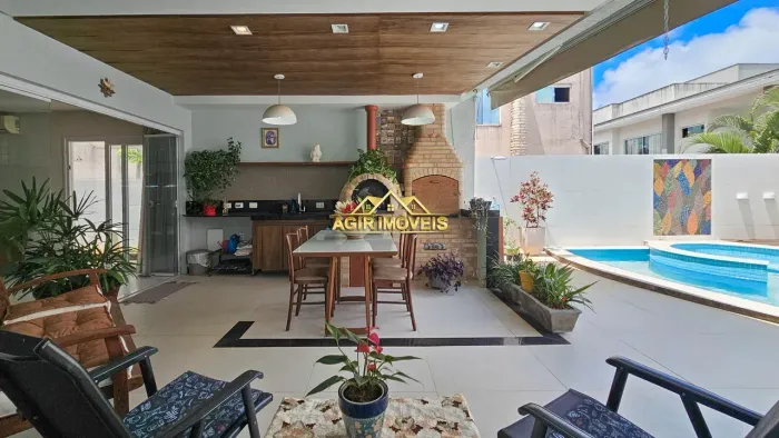 Casa com 5 quartos, piscina, área gourmet, garagem p/ 4 carros cobertos, no Parque Morumbi
