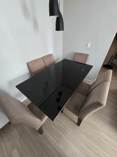MESA DE 6 LUGARES, COM 6 CADEIRAS.