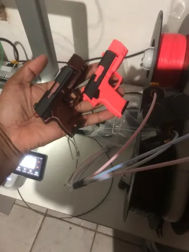 Chaveiro formato de arma bem real 