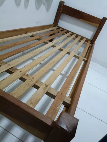Vendo cama de solteiro 