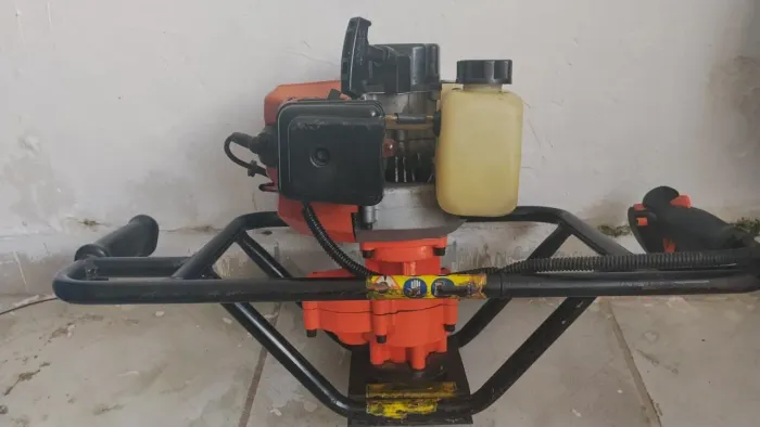 Vendo um perfurador de solo 52cc