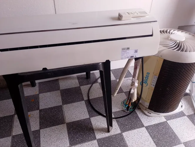 Ar condicionado Inverter Midea 22.000 BTUs Semi novo