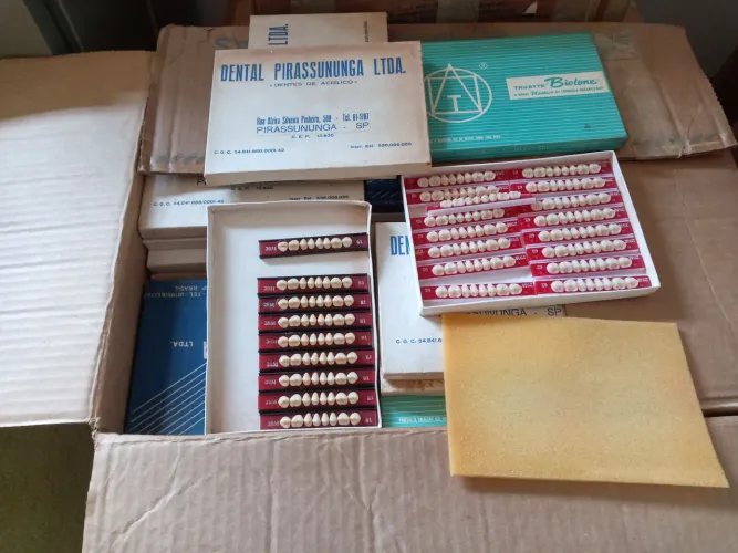 Dentes varias cores e tamanhos 