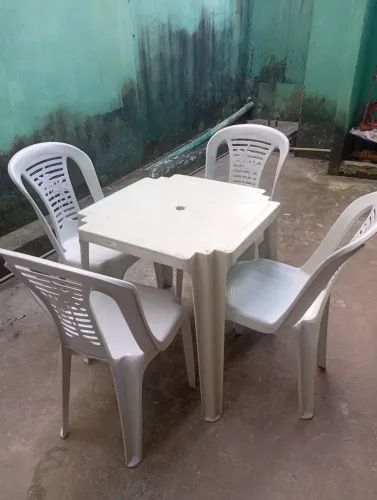 Vendo jogo de mesa com 4 cadeiras todas perfeita