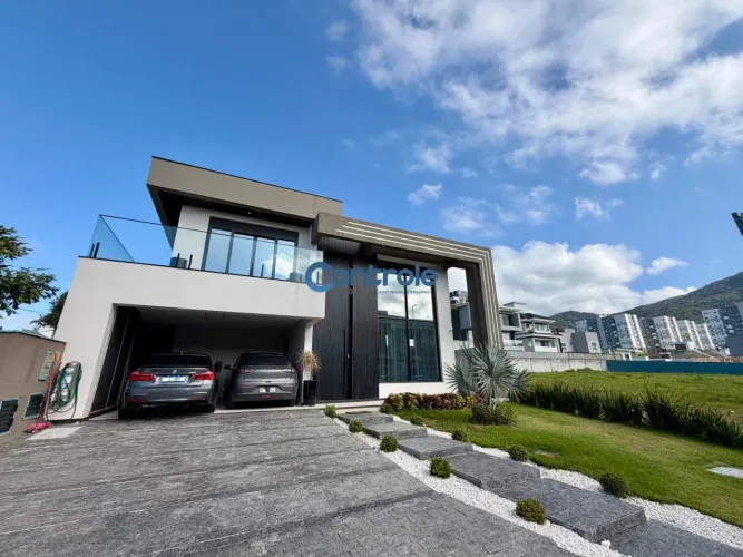 Casa com 04 dormitórios na Pedra Branca, em Palhoça!