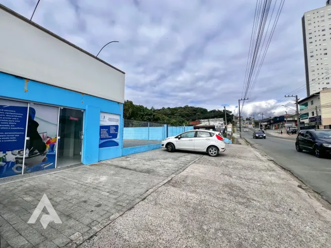Loja térrea com amplo estacionamento privativo, para locação por R$ 5.500,00 - Bairro Esco