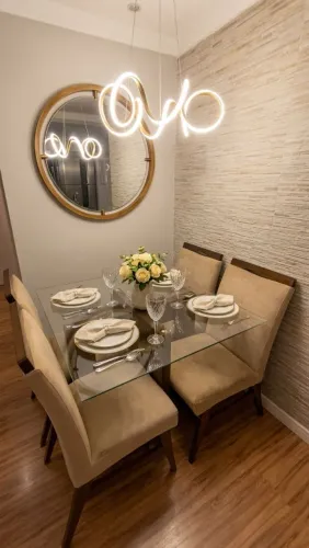 Aceito oferta justa: Mesa de jantar em madeira - 100cm x 100cm - 4 cadeiras