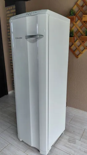 Vendo Freezer Vertical Electrolux 220 litros 7 gavetas 