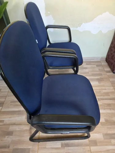 Duas cadeiras fixa com braço.