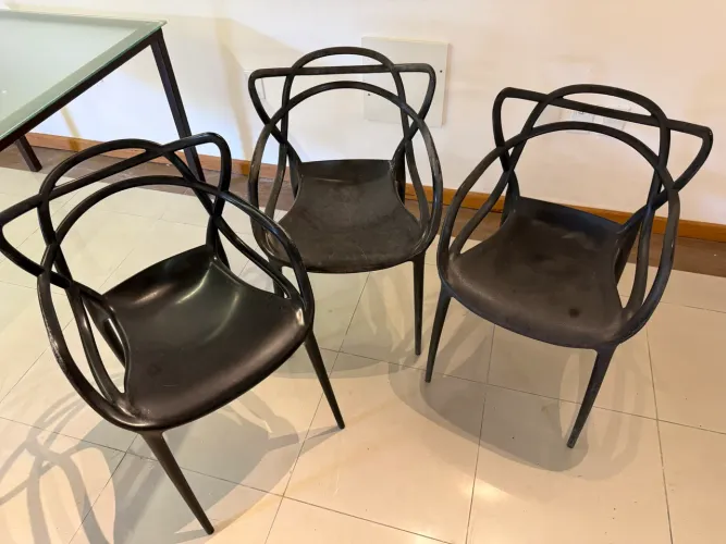 3 cadeiras de plástico usadas 180,00