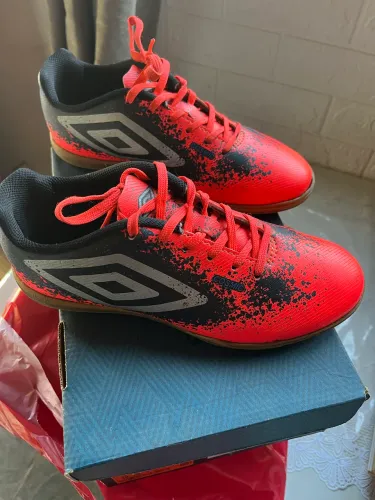 Chuteira Umbro feminina 38 usada