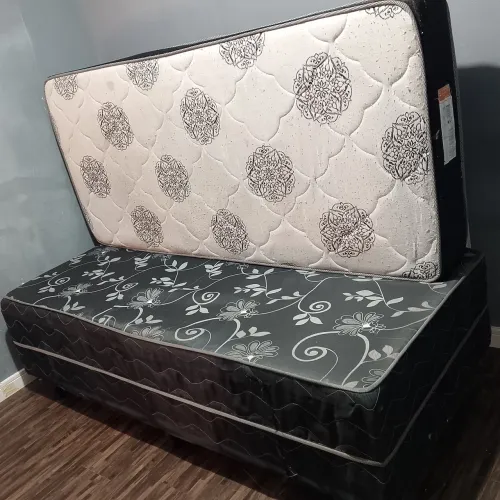 São uma cama box solteiro com dois colchões de solteiro.