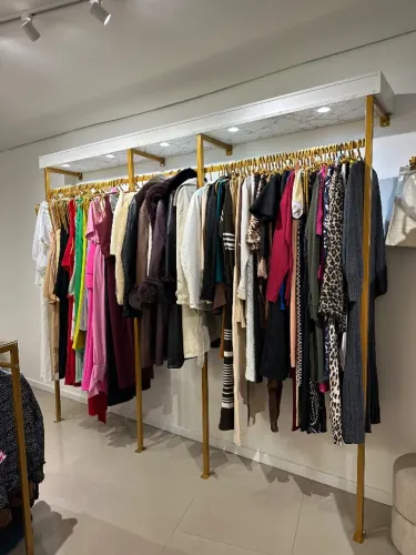 ARARA DE ROUPAS DOURADA 
