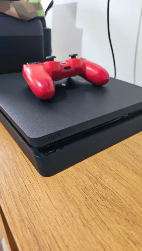 PS4 SLIM 500 GB + CONTROLE ORIGINAL VERMELHO