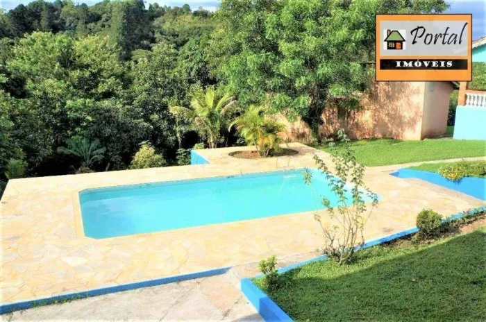 Chácara completa com 2 casas, piscina, área para festas com forno e fogão a lenha no bairr