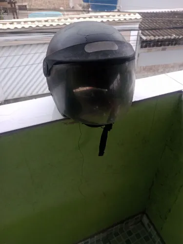 capacete preto com viseira