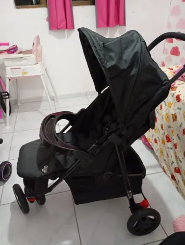 Carrinho de bebê e bebê conforto