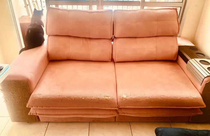 Sofá 3 lugares rosa suede