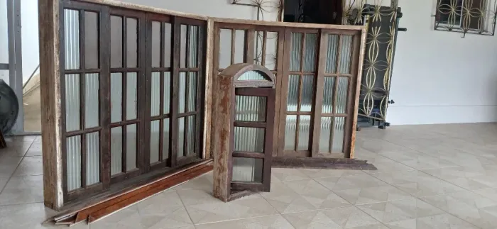 1Porta completa com caixonete, Alisar e chaves, 2 janelas e 1 capelinha todos em Angelin