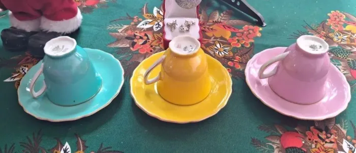 coloridas xícaras de café da década de 50, importadas da Checoslováquia