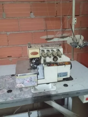 Máquina de overloque industrial