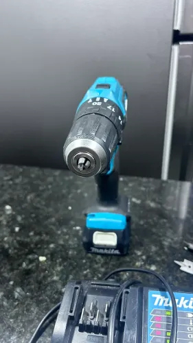 Parafusadeira e furadeira Makita HP333D + maleta com brocas com adaptadores