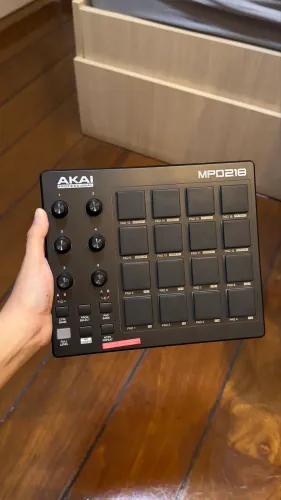 Controlador MIDI Akai MPD 218