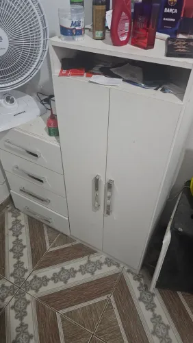 Comoda para guardar roupas e objetos com duas portas e 4 gavetas.