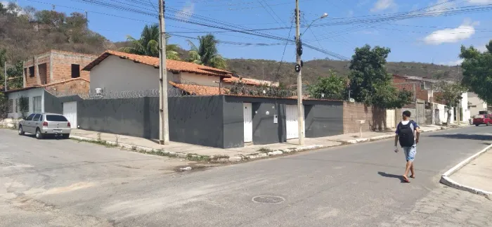 Casa de esquina no bairro Ouro Branco em Porteirinha MG