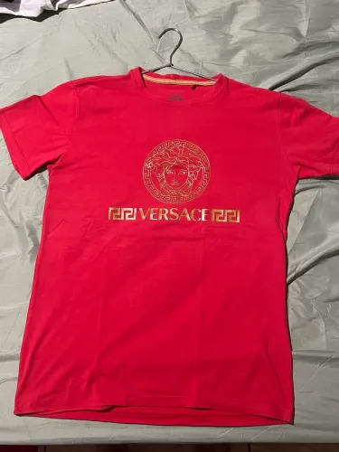 Camisa Versace vermelha / M (pequeno furado)