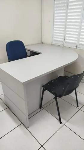 Mesa de escritório tamanho 1,70x1,30. Praticamente nova.