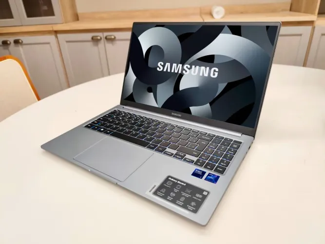NOTEBOOK SAMSUNG GALAXY BOOK 4 i5 13°/ TELA 120HZ/ 512 NVME - BIOMETRIA