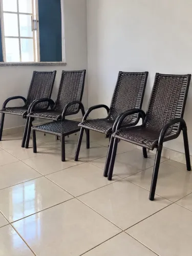 Jogo de cadeiras e centro de fibra sintética