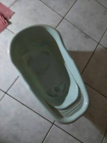 Banheira plástica verde para bebê